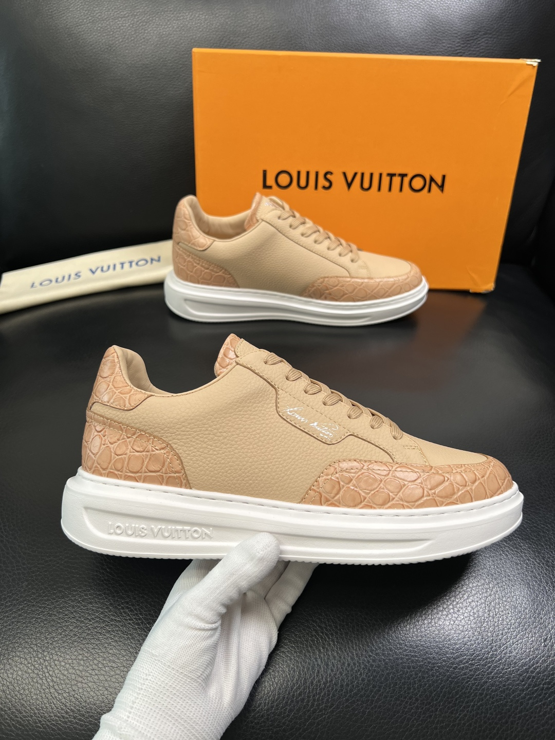 Lv 高品质 顶级工艺品 路易威登，运动板鞋专柜同步，鞋面意大利进口，高品质拼接缤纷色彩复杂工艺品，进口