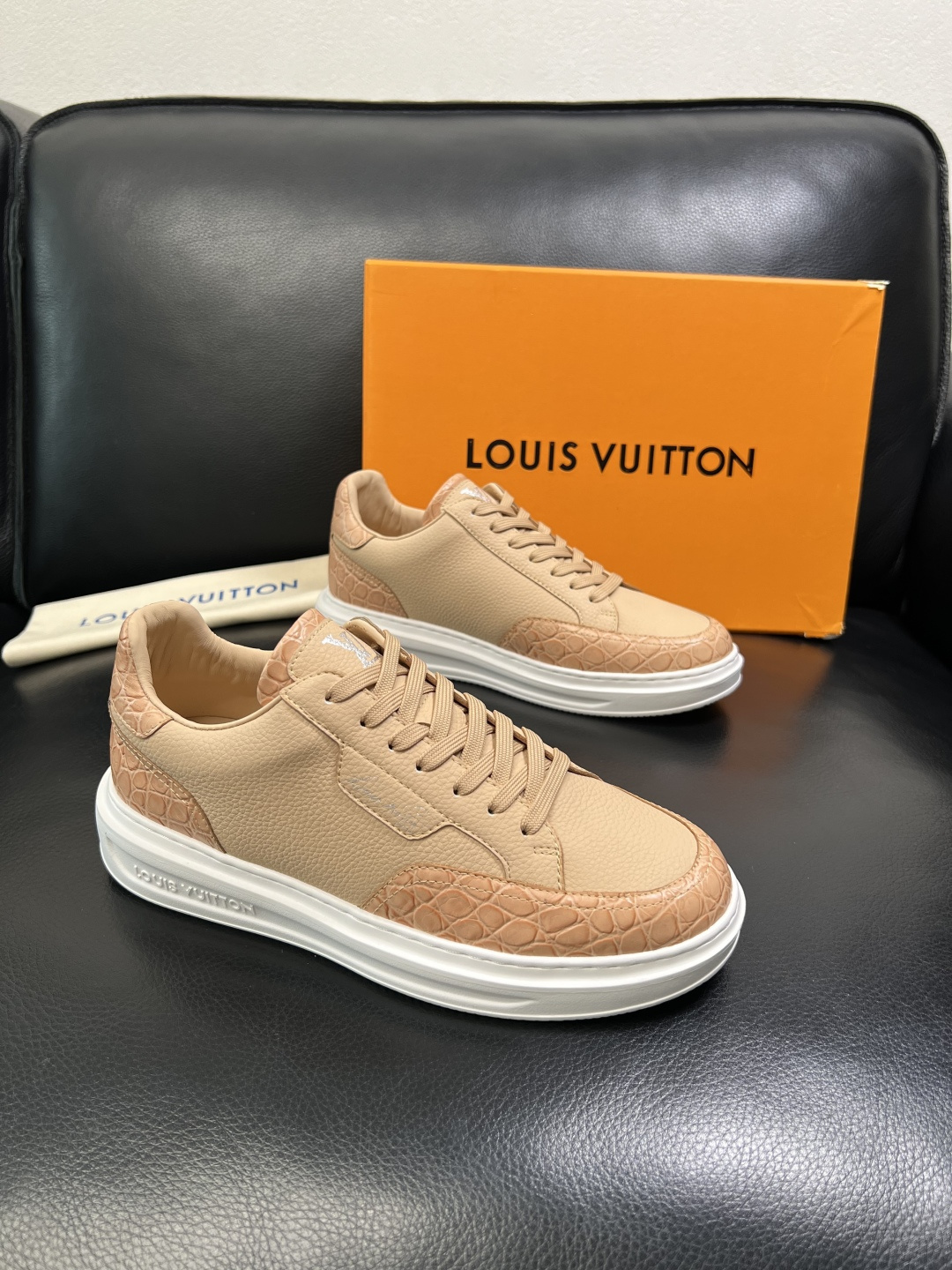 Lv 高品质 顶级工艺品 路易威登，运动板鞋专柜同步，鞋面意大利进口，高品质拼接缤纷色彩复杂工艺品，进口