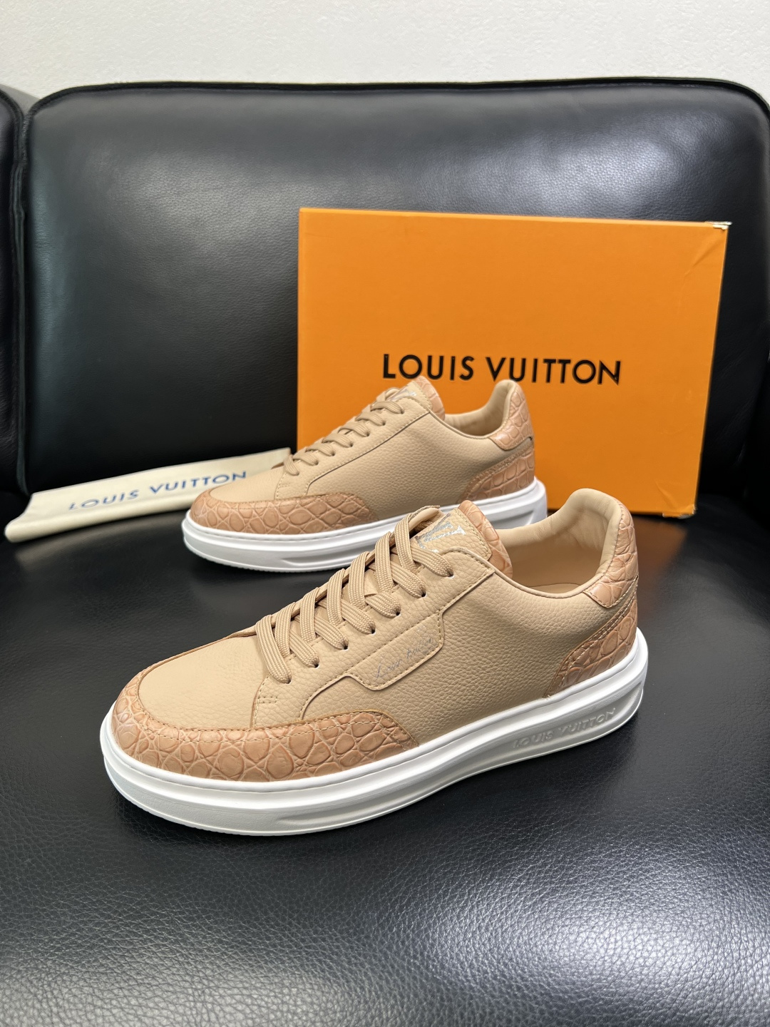 Lv 高品质 顶级工艺品 路易威登，运动板鞋专柜同步，鞋面意大利进口，高品质拼接缤纷色彩复杂工艺品，进口