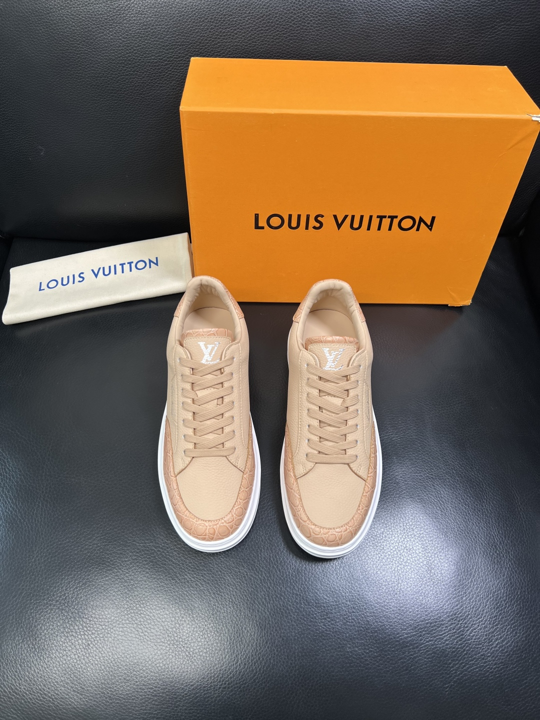 Lv 高品质 顶级工艺品 路易威登，运动板鞋专柜同步，鞋面意大利进口，高品质拼接缤纷色彩复杂工艺品，进口