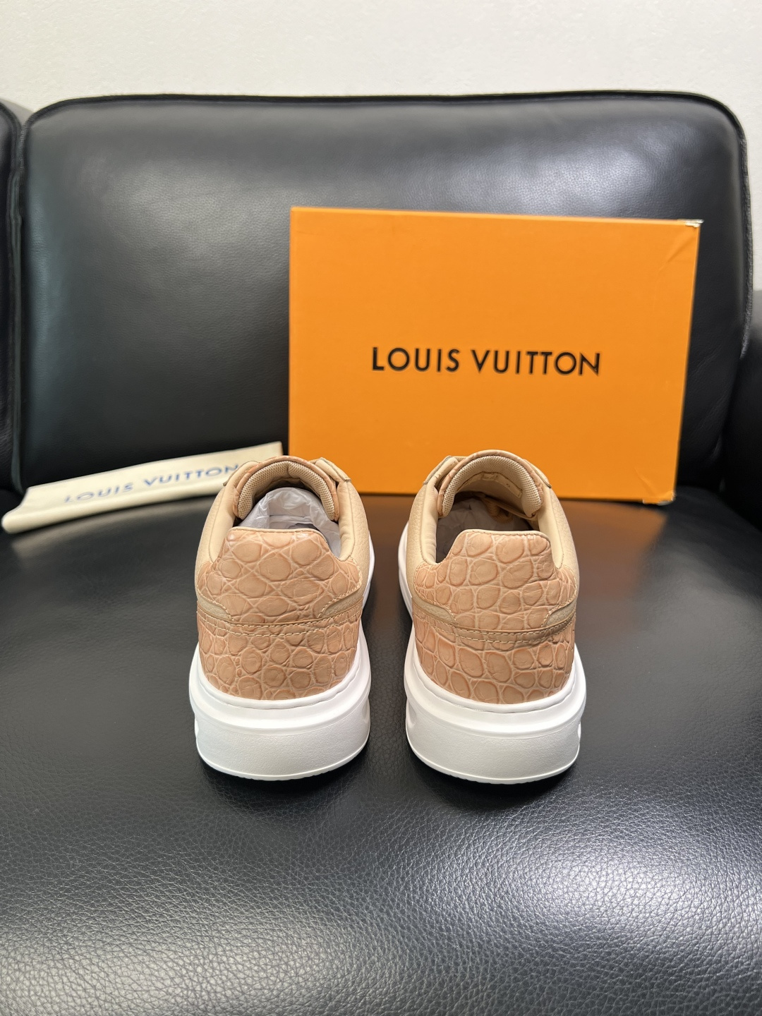 Lv 高品质 顶级工艺品 路易威登，运动板鞋专柜同步，鞋面意大利进口，高品质拼接缤纷色彩复杂工艺品，进口