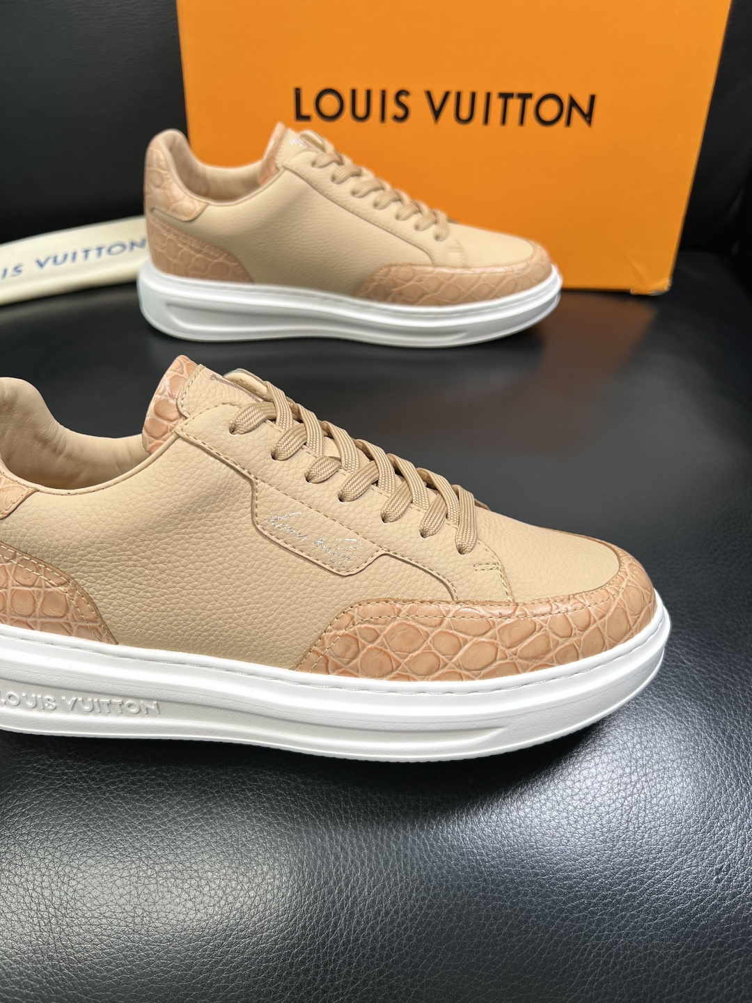 Lv 高品质 顶级工艺品 路易威登，运动板鞋专柜同步，鞋面意大利进口，高品质拼接缤纷色彩复杂工艺品，进口