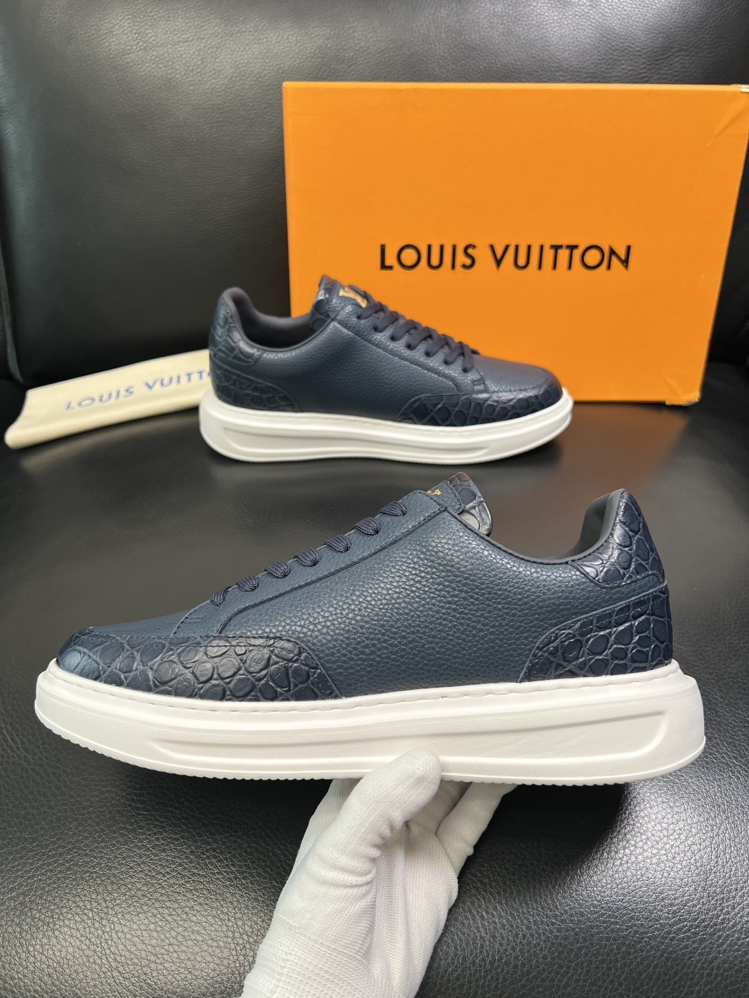 Lv 高品质 顶级工艺品 路易威登，运动板鞋专柜同步，鞋面意大利进口，高品质拼接缤纷色彩复杂工艺品，进口