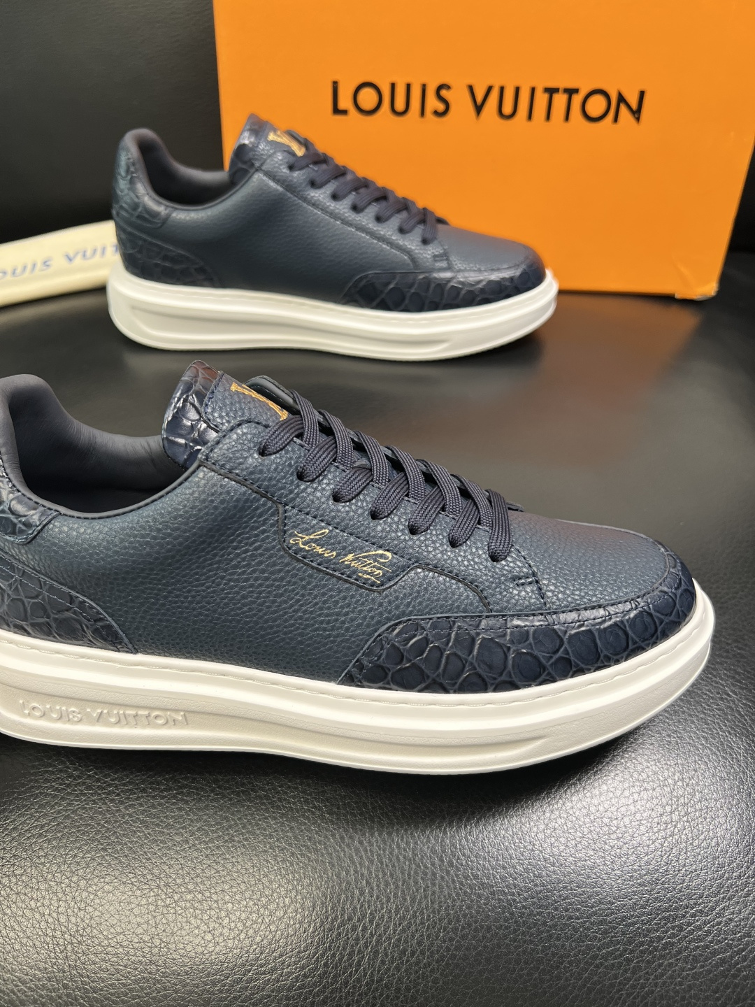 Lv 高品质 顶级工艺品 路易威登，运动板鞋专柜同步，鞋面意大利进口，高品质拼接缤纷色彩复杂工艺品，进口