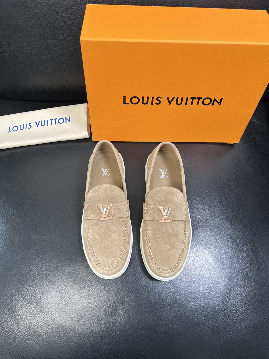 Lv 高品质 顶级工艺品 路易威登，运动板鞋专柜同步，鞋面意大利进口，高品质拼接缤纷色彩复杂工艺品，进口