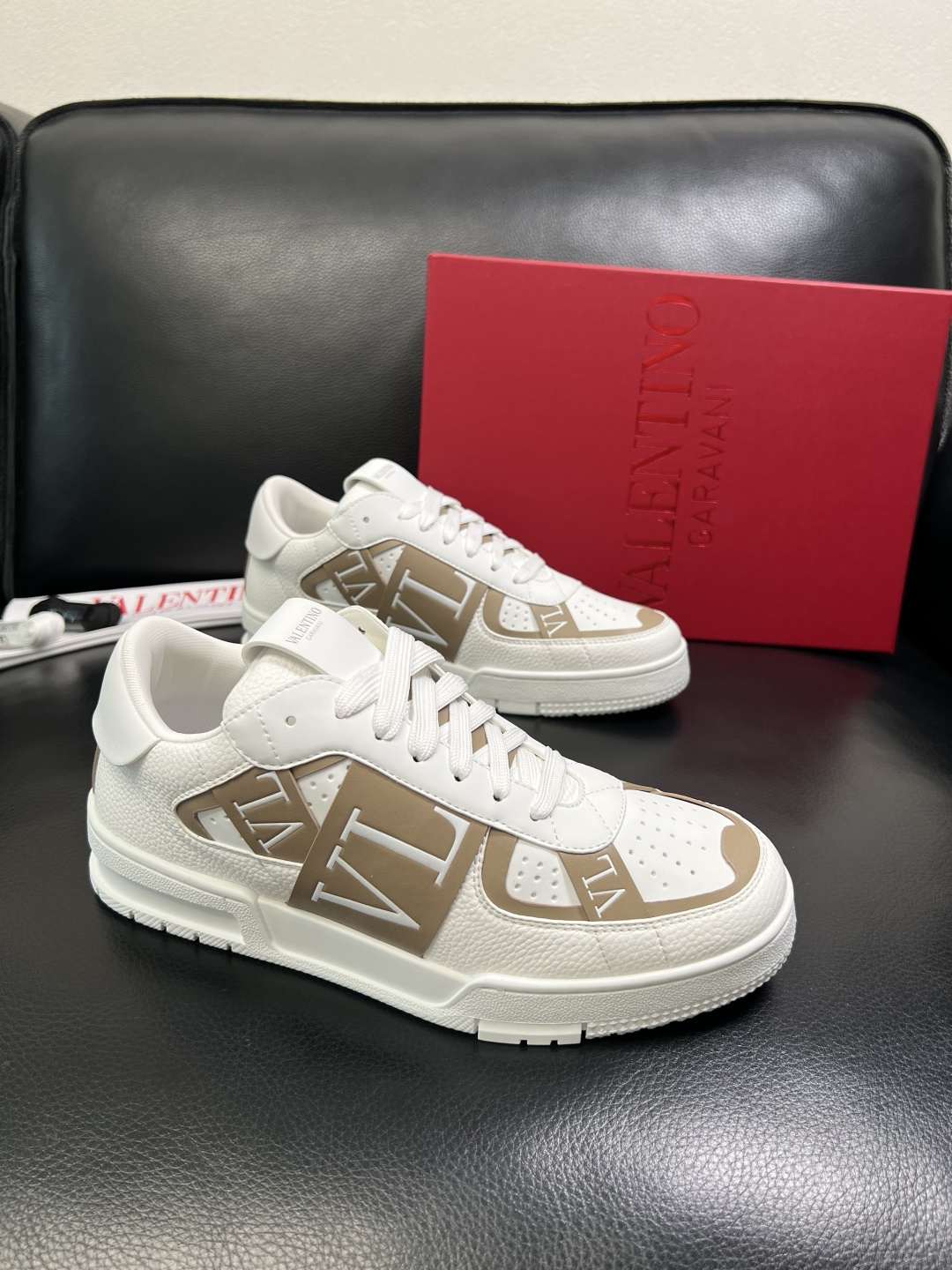 NO:690102,VALENTINO High-quality top crafts Valentino, sports sneakers counter synchronization, uppers imported from Italy, high-quality splicing and colorful complex crafts, imported cowhide linings are soft and comfortable, original soles are specially provided by the original factory, TPU exclusive movable molded soles are super comfortable, original factory and single goods, welcome to compare, couple size code number 39-44 (customized 45), valentino, valentino, cowhide19860909VALENTINO 高品质 顶级工艺品 华伦天奴,运动板鞋专柜同步,鞋面意大利进口,高品质拼接缤纷色彩复杂工艺品,进口牛皮里垫柔软舒适,鞋底原厂特供原版底,TPU独家活动成型底超级舒适,原厂跟单货,欢迎对比,情侣款 码数 39-44（订做45）,,valentino,valentino,cowhide,Men's shoes