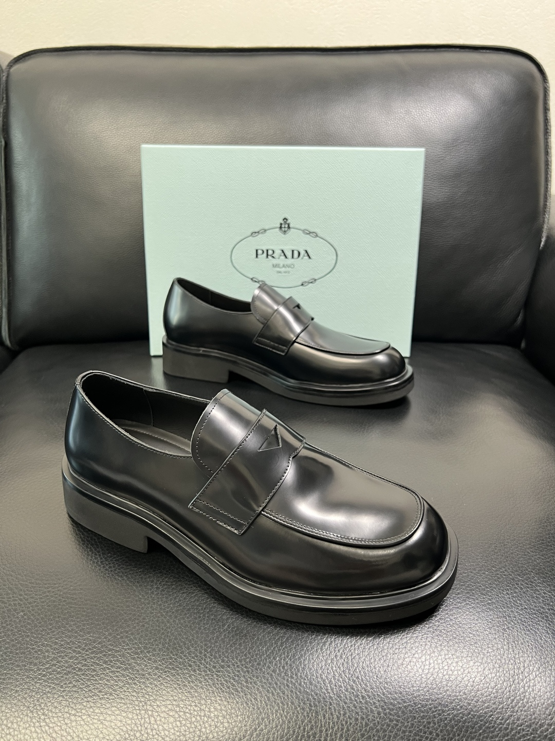 NO:690100,PRADA High-quality top crafts Prada Leather Shoes Counter Synchronization Original factory configuration, original cowhide fabric imported from Italy, breathable and comfortable imported water-dyed cowhide lining, original soles specially provided by the factory and super comfortable, original factory order code number 39-44 (order 38 45),, prada, prada, cowhide19860909PRADA 高品质 顶级工艺品 普拉达 皮鞋专柜同步 原厂配置,意大利进口原版牛皮面料,透气舒适进口水染牛里垫,鞋底原厂特供原版底超级舒适,原厂跟单货码数 39-44（订 38 45）,,prada,prada,cowhide,Men's shoes