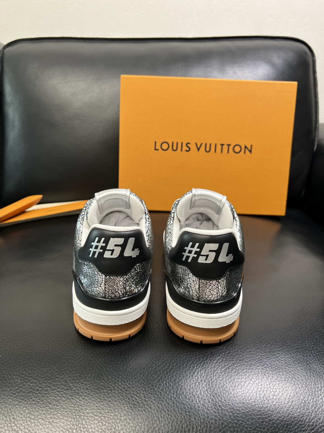 Lv 高品质 顶级工艺品 路易威登，专柜同步原厂配置，鞋面意大利进口，高品质拼接缤纷色彩复杂工艺品，进口