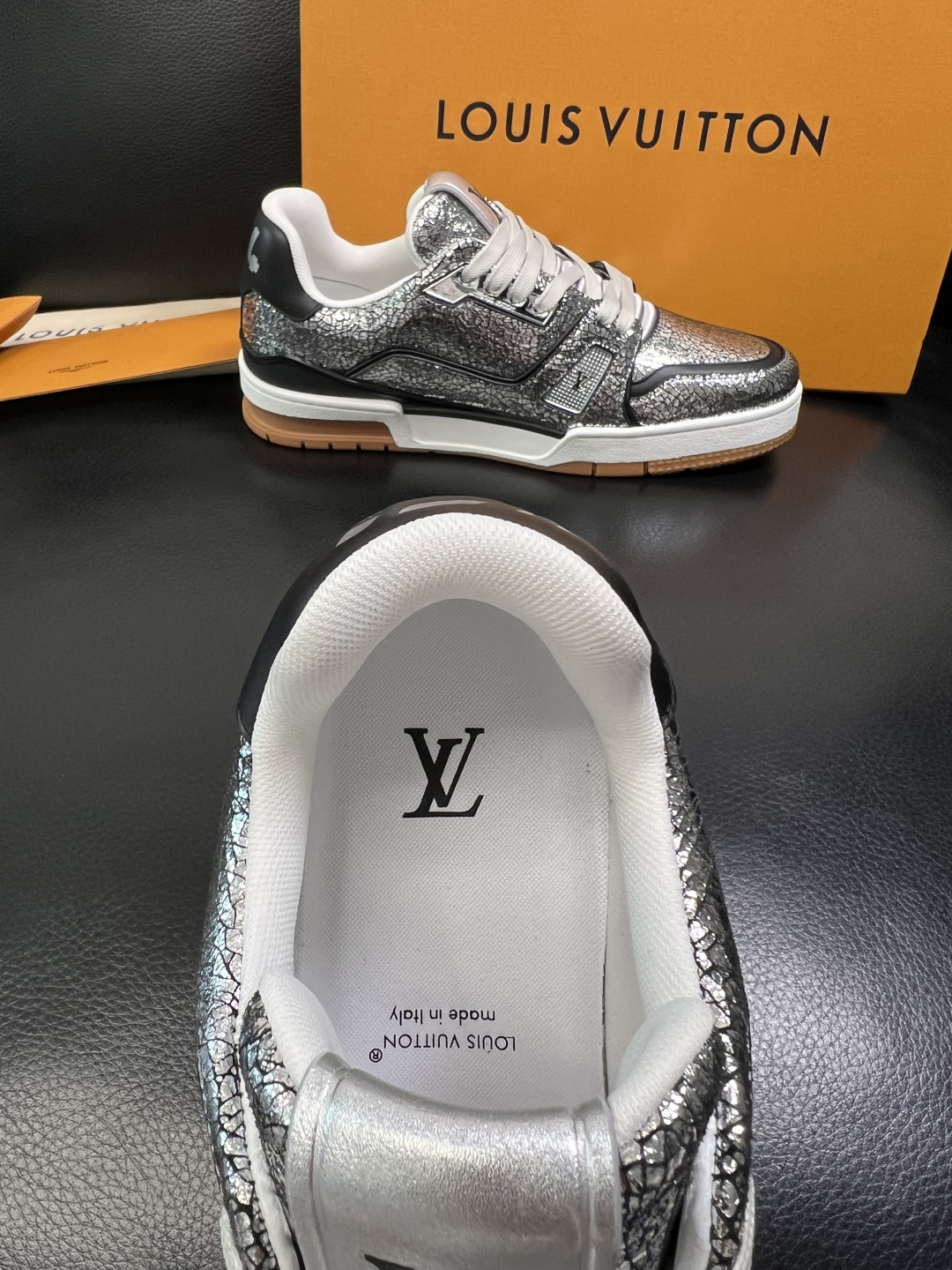 Lv 高品质 顶级工艺品 路易威登，专柜同步原厂配置，鞋面意大利进口，高品质拼接缤纷色彩复杂工艺品，进口