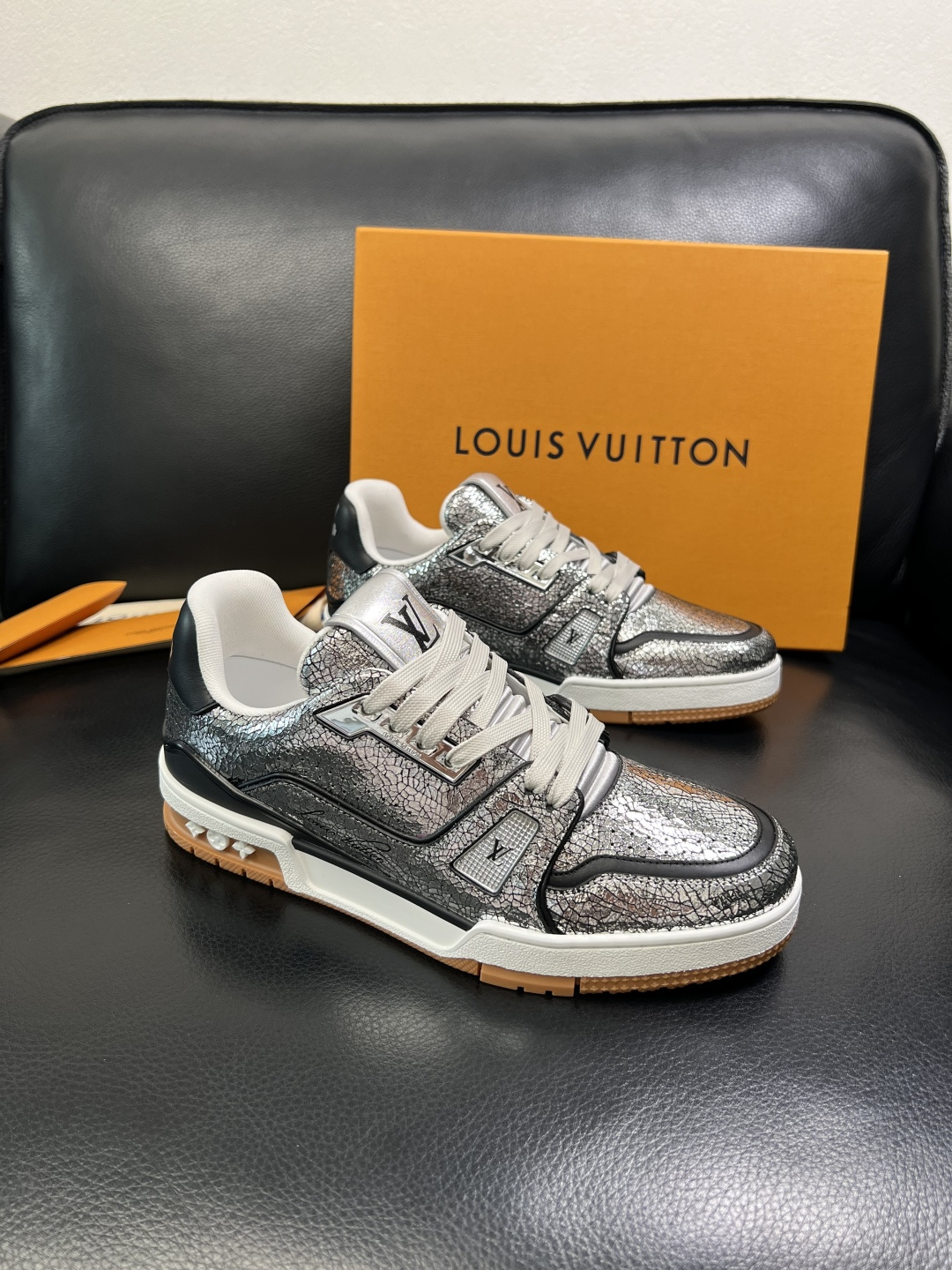 Lv 高品质 顶级工艺品 路易威登，专柜同步原厂配置，鞋面意大利进口，高品质拼接缤纷色彩复杂工艺品，进口