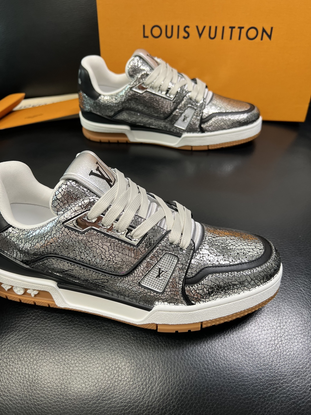 Lv 高品质 顶级工艺品 路易威登，专柜同步原厂配置，鞋面意大利进口，高品质拼接缤纷色彩复杂工艺品，进口