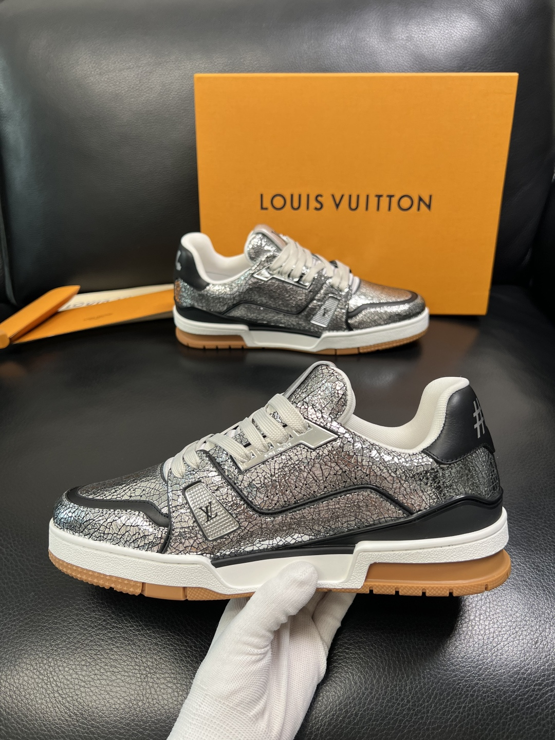 Lv 高品质 顶级工艺品 路易威登，专柜同步原厂配置，鞋面意大利进口，高品质拼接缤纷色彩复杂工艺品，进口