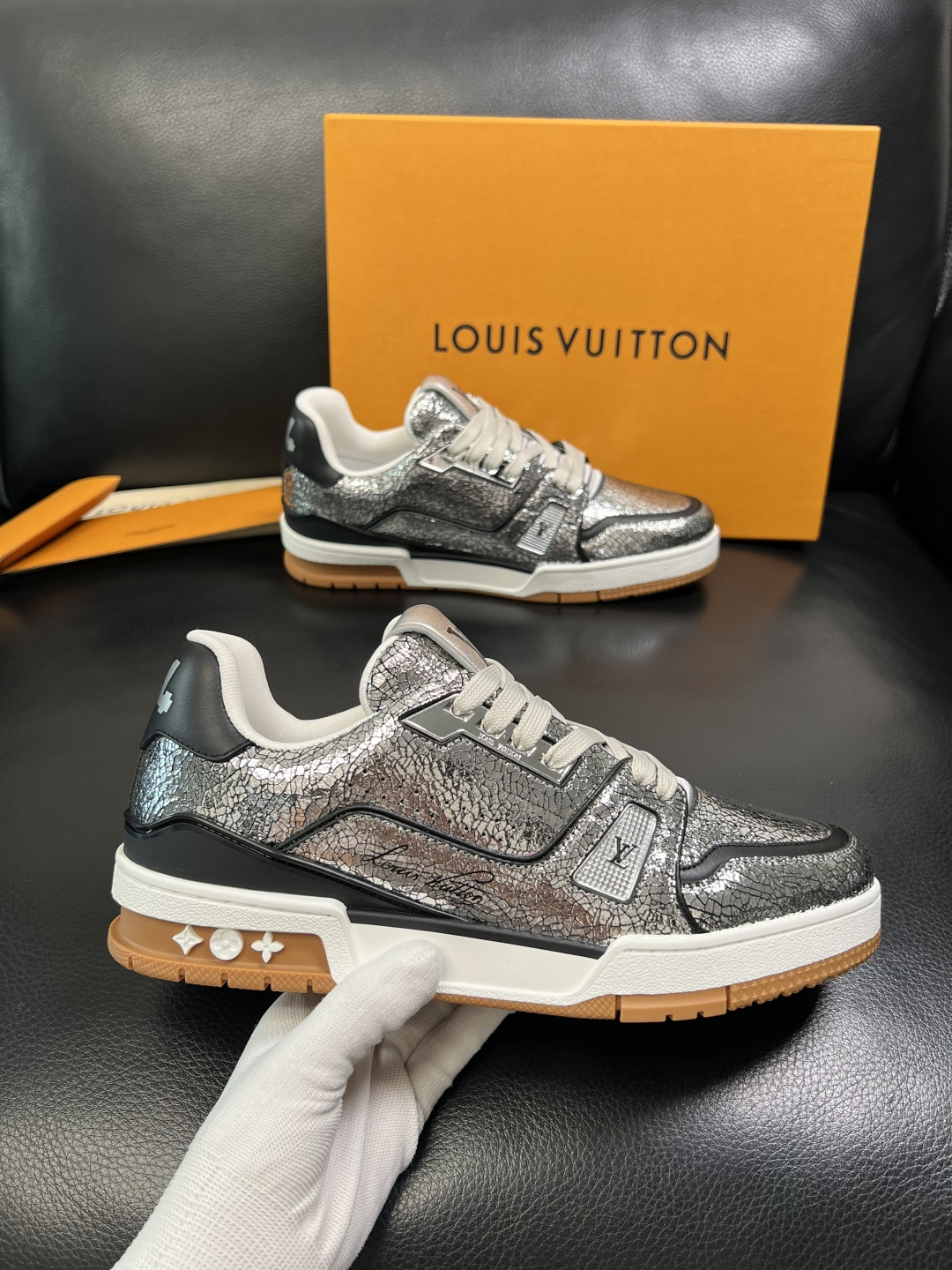 Lv 高品质 顶级工艺品 路易威登，专柜同步原厂配置，鞋面意大利进口，高品质拼接缤纷色彩复杂工艺品，进口