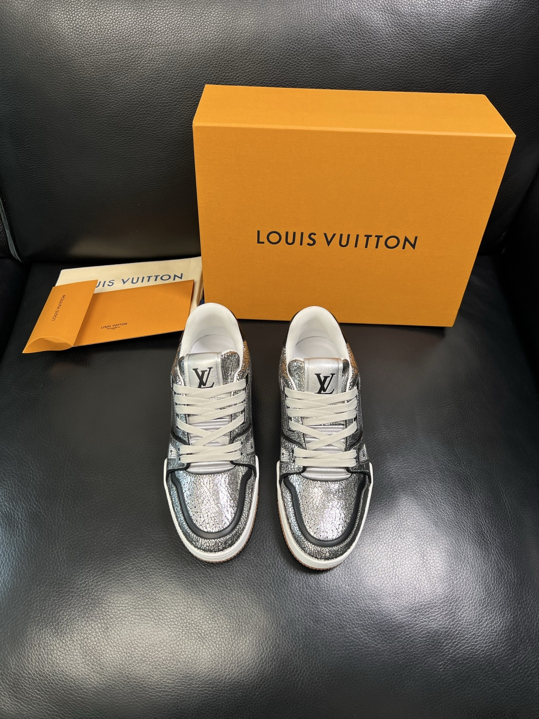 Lv 高品质 顶级工艺品 路易威登，专柜同步原厂配置，鞋面意大利进口，高品质拼接缤纷色彩复杂工艺品，进口