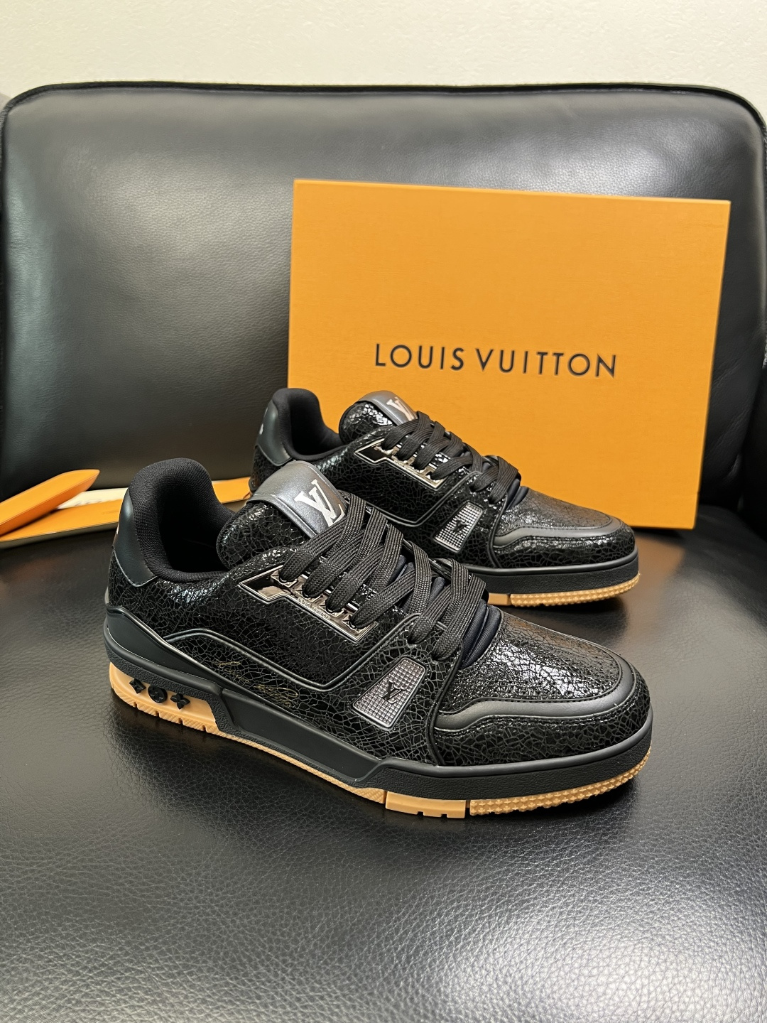 Lv 高品质 顶级工艺品 路易威登，专柜同步原厂配置，鞋面意大利进口，高品质拼接缤纷色彩复杂工艺品，进口