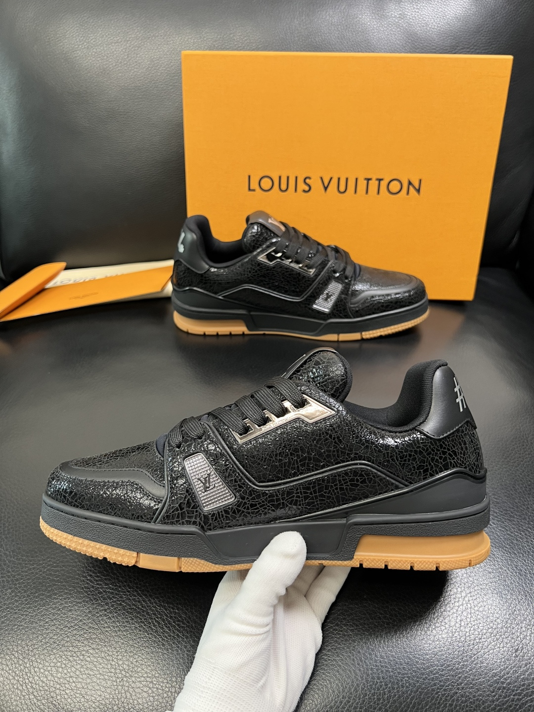 Lv 高品质 顶级工艺品 路易威登，专柜同步原厂配置，鞋面意大利进口，高品质拼接缤纷色彩复杂工艺品，进口