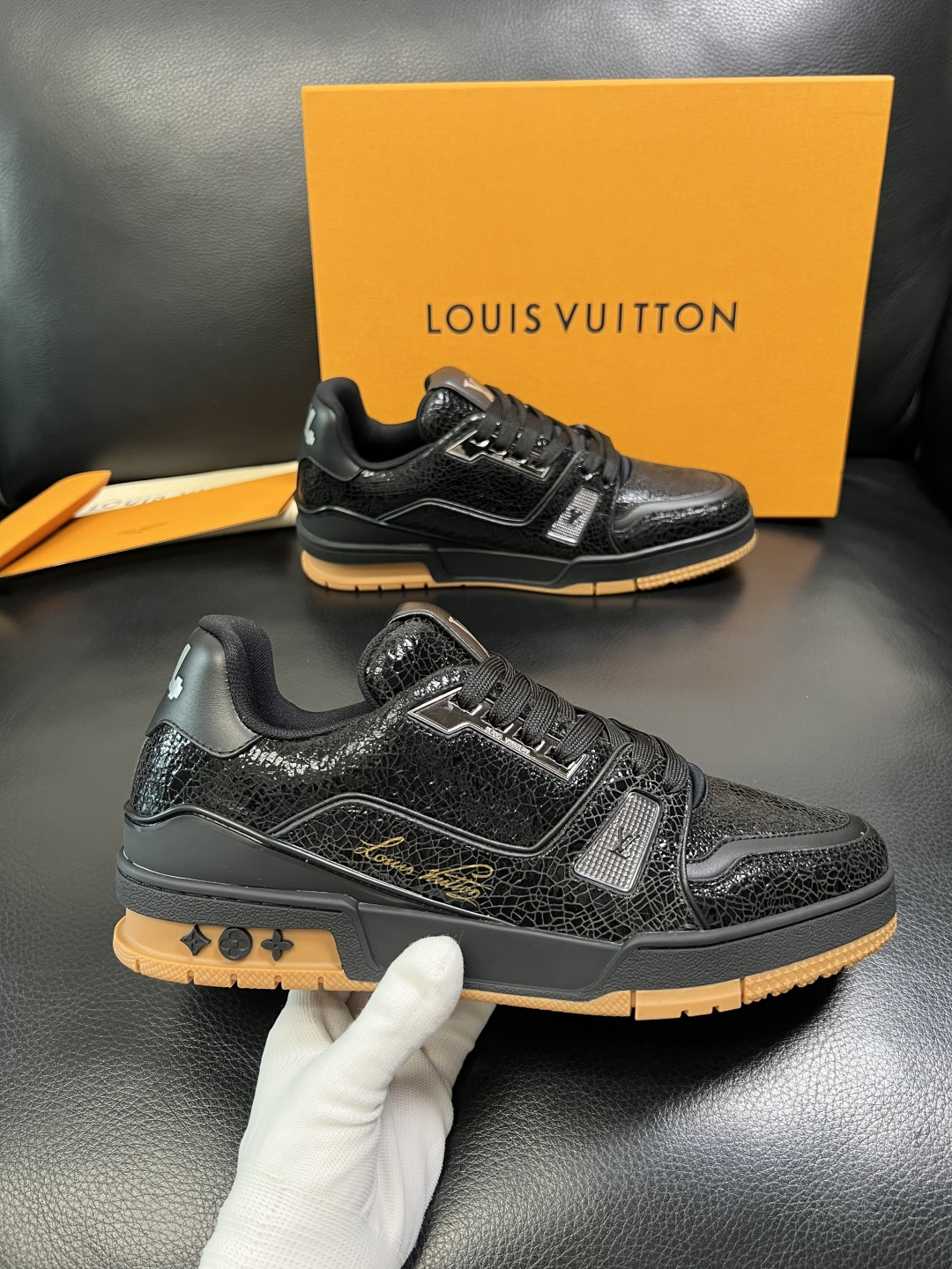 Lv 高品质 顶级工艺品 路易威登，专柜同步原厂配置，鞋面意大利进口，高品质拼接缤纷色彩复杂工艺品，进口