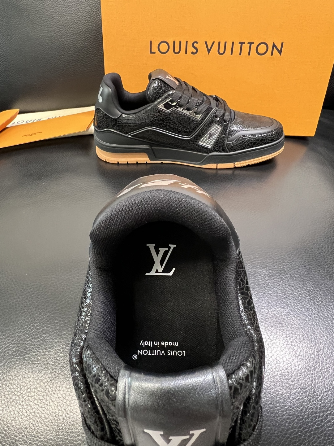 Lv 高品质 顶级工艺品 路易威登，专柜同步原厂配置，鞋面意大利进口，高品质拼接缤纷色彩复杂工艺品，进口