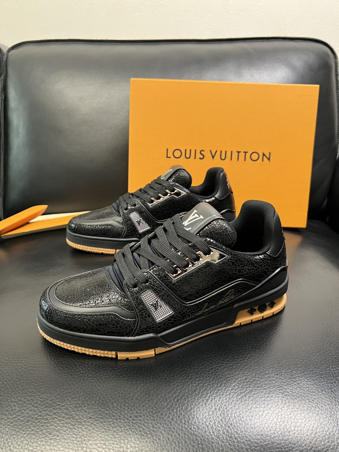 Lv 高品质 顶级工艺品 路易威登，专柜同步原厂配置，鞋面意大利进口，高品质拼接缤纷色彩复杂工艺品，进口