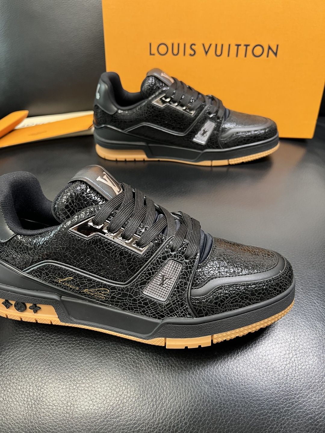 Lv 高品质 顶级工艺品 路易威登，专柜同步原厂配置，鞋面意大利进口，高品质拼接缤纷色彩复杂工艺品，进口