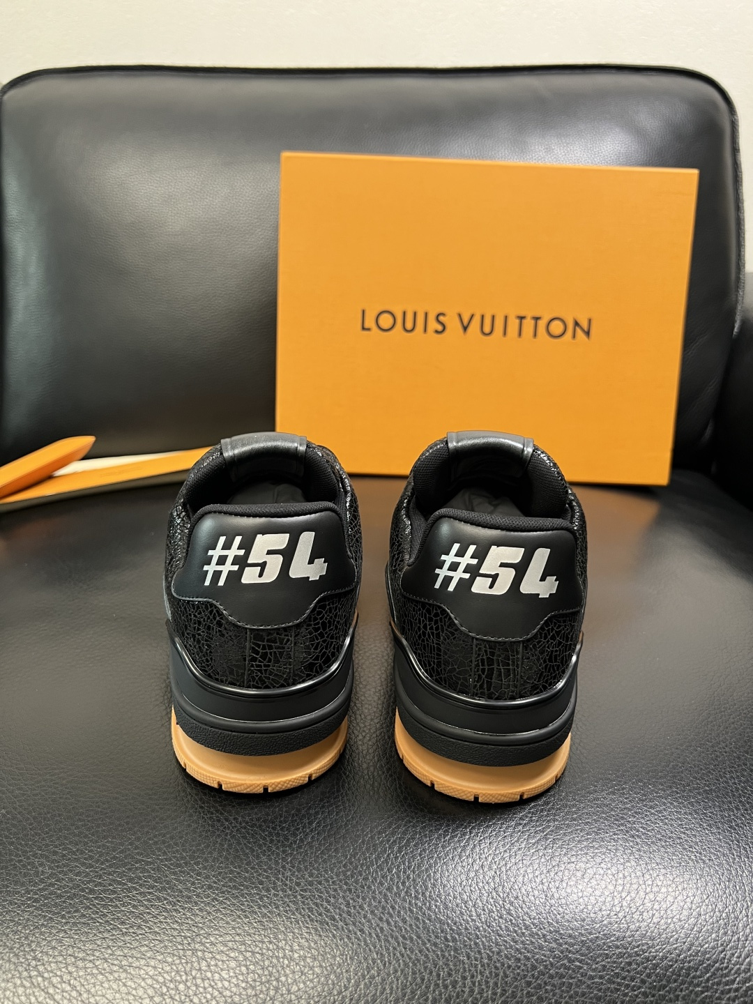 Lv 高品质 顶级工艺品 路易威登，专柜同步原厂配置，鞋面意大利进口，高品质拼接缤纷色彩复杂工艺品，进口