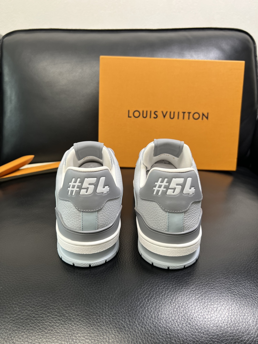 Lv 高品质 顶级工艺品 路易威登，专柜同步原厂配置，鞋面意大利进口，高品质拼接缤纷色彩复杂工艺品，进口