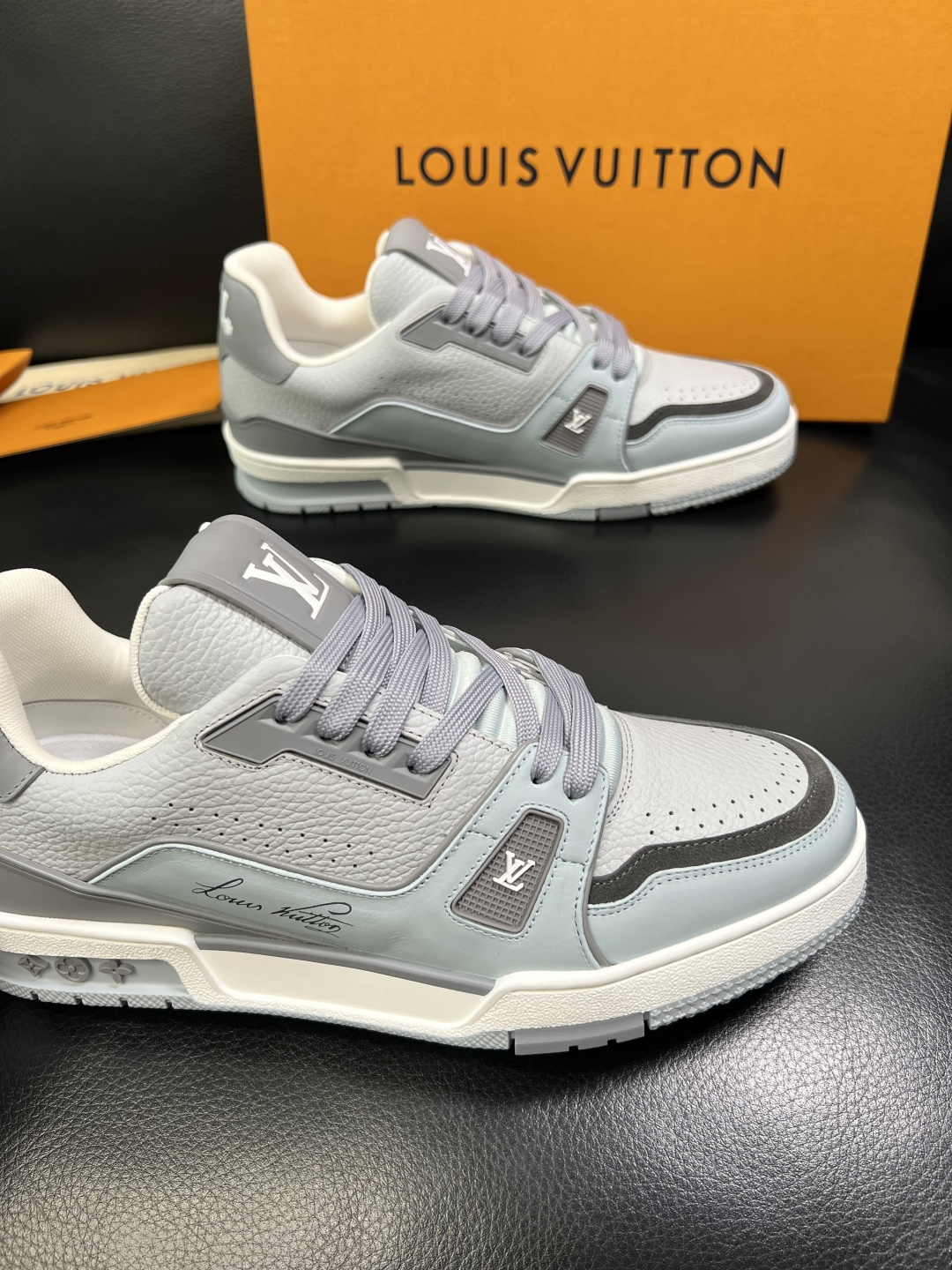 Lv 高品质 顶级工艺品 路易威登，专柜同步原厂配置，鞋面意大利进口，高品质拼接缤纷色彩复杂工艺品，进口