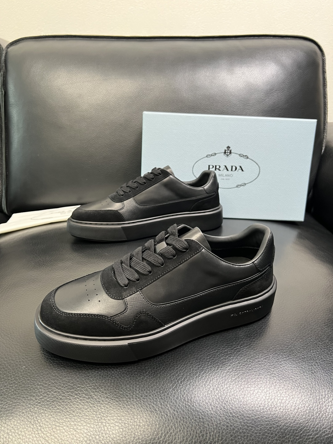 Prada 顶级工艺品，普拉达 专柜同步，原厂配置意大利进口牛皮面料，进口牛皮内里垫，透气舒适，鞋底：原