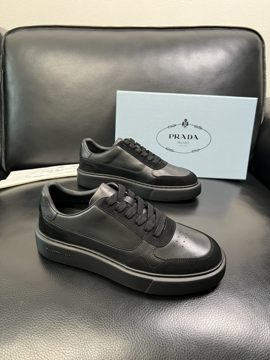 Prada 顶级工艺品，普拉达 专柜同步，原厂配置意大利进口牛皮面料，进口牛皮内里垫，透气舒适，鞋底：原