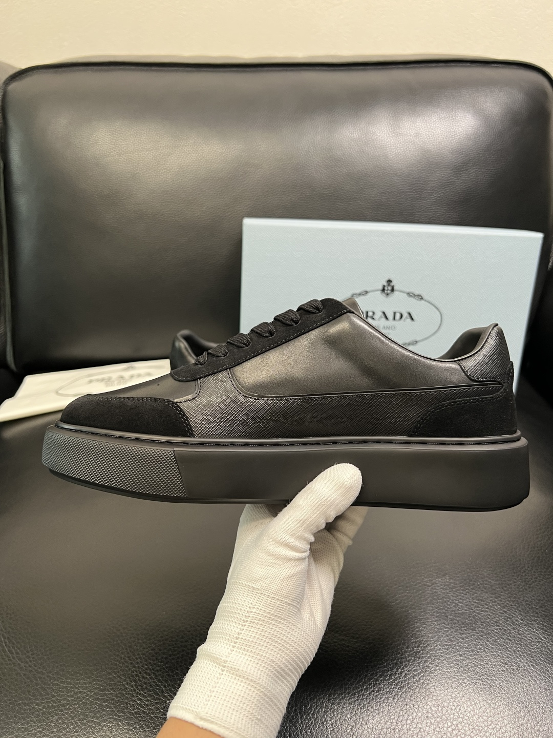 Prada 顶级工艺品，普拉达 专柜同步，原厂配置意大利进口牛皮面料，进口牛皮内里垫，透气舒适，鞋底：原