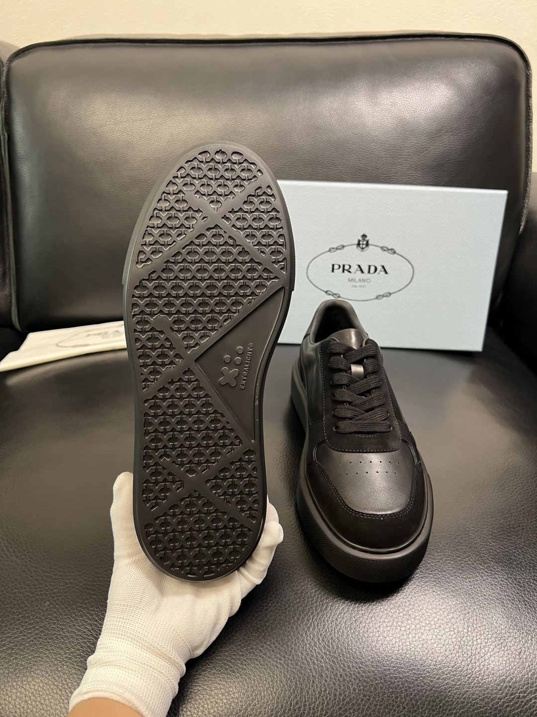 Prada 顶级工艺品，普拉达 专柜同步，原厂配置意大利进口牛皮面料，进口牛皮内里垫，透气舒适，鞋底：原