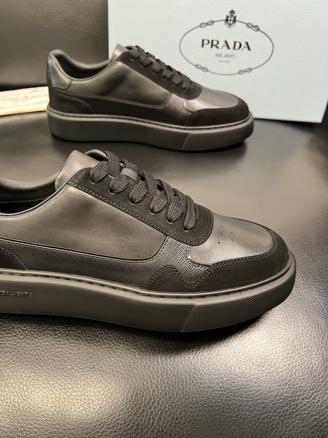 Prada 顶级工艺品，普拉达 专柜同步，原厂配置意大利进口牛皮面料，进口牛皮内里垫，透气舒适，鞋底：原