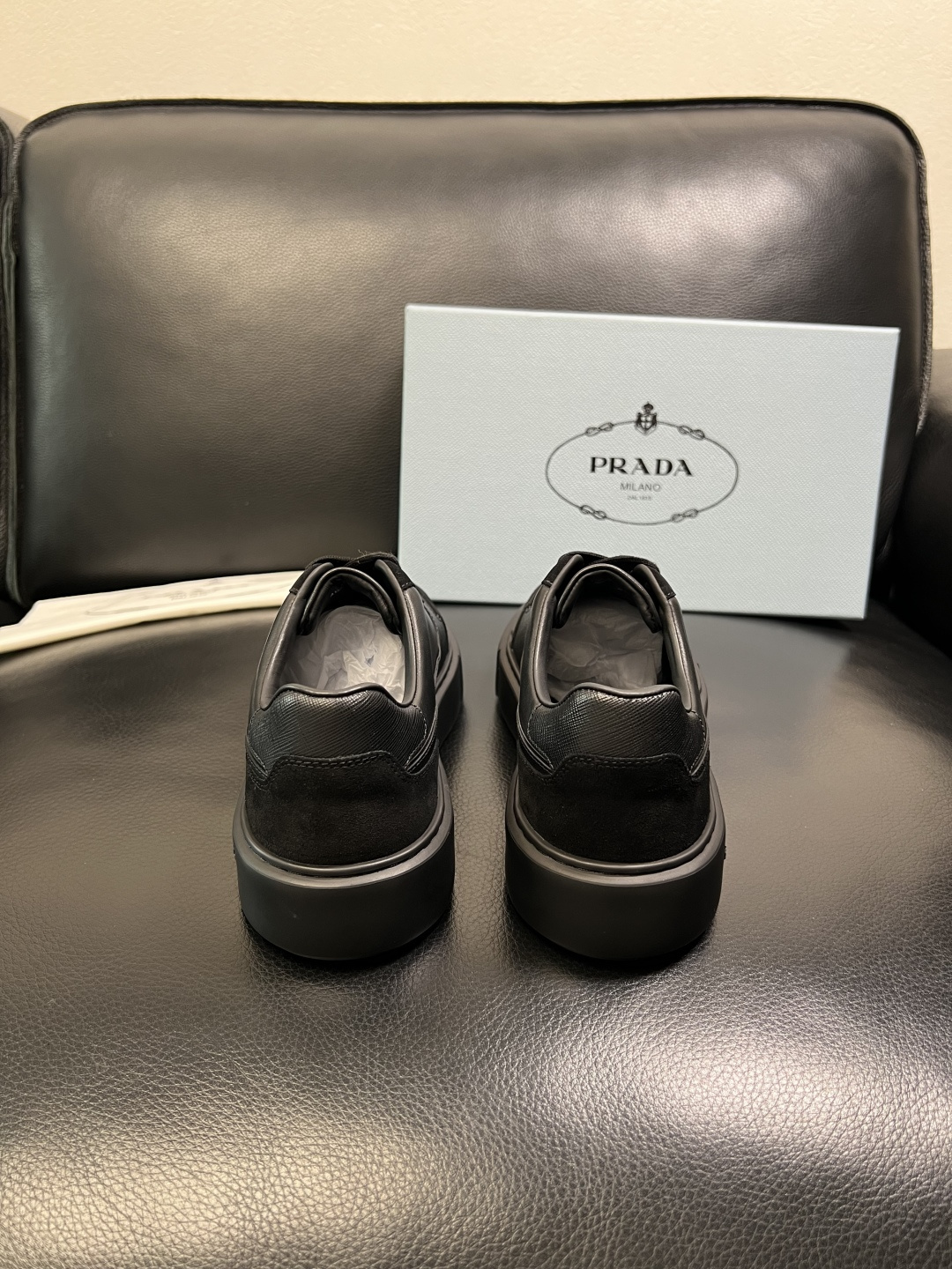 Prada 顶级工艺品，普拉达 专柜同步，原厂配置意大利进口牛皮面料，进口牛皮内里垫，透气舒适，鞋底：原