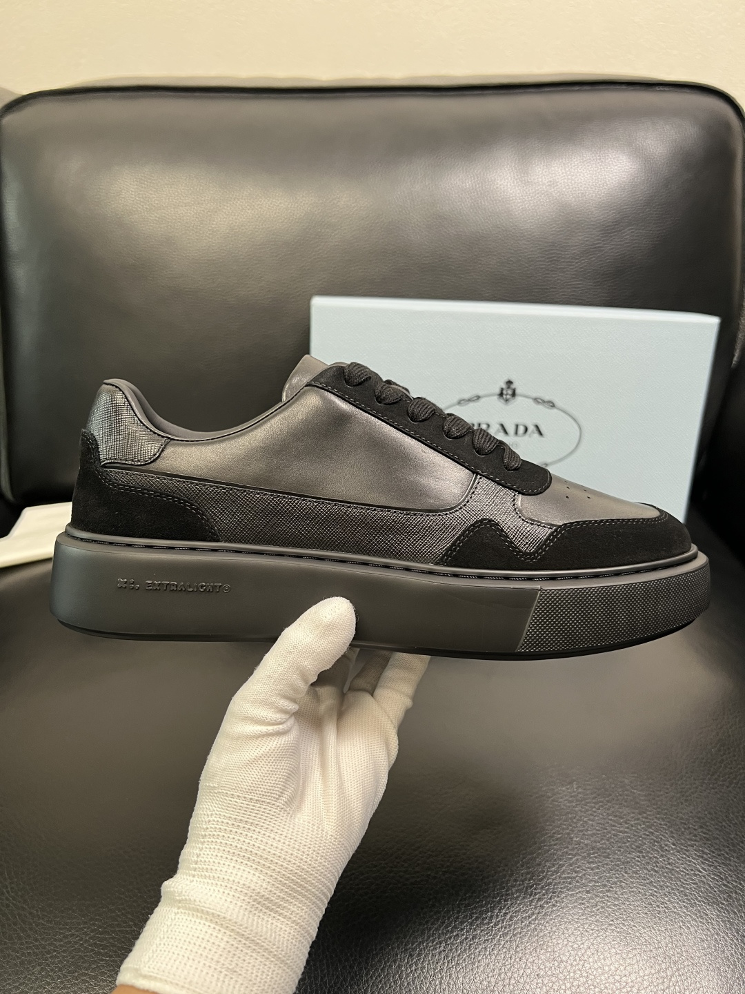 Prada 顶级工艺品，普拉达 专柜同步，原厂配置意大利进口牛皮面料，进口牛皮内里垫，透气舒适，鞋底：原