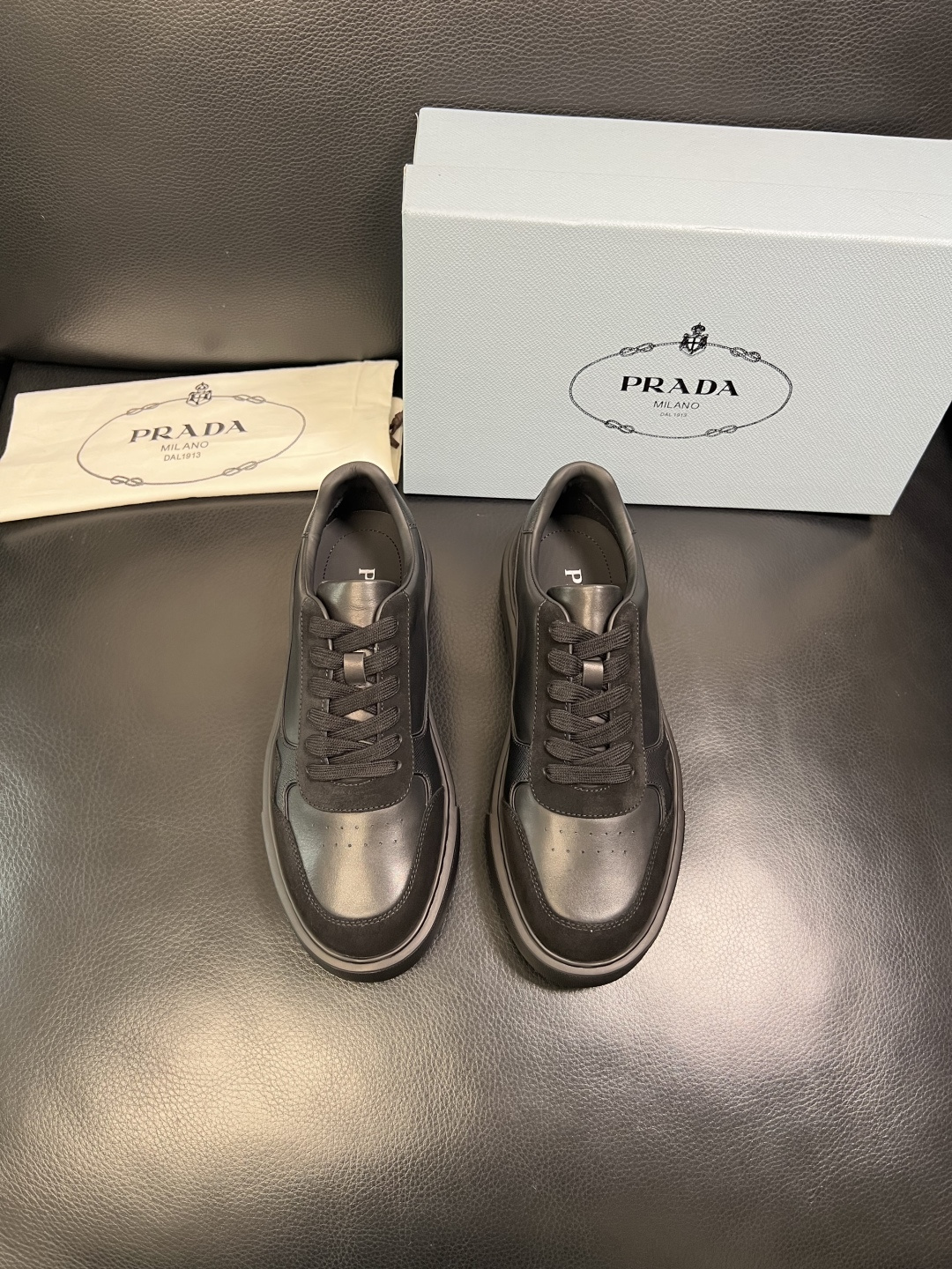 Prada 顶级工艺品，普拉达 专柜同步，原厂配置意大利进口牛皮面料，进口牛皮内里垫，透气舒适，鞋底：原