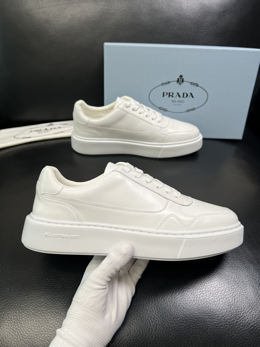 Prada 顶级工艺品，普拉达 专柜同步，原厂配置意大利进口牛皮面料，进口牛皮内里垫，透气舒适，鞋底：原