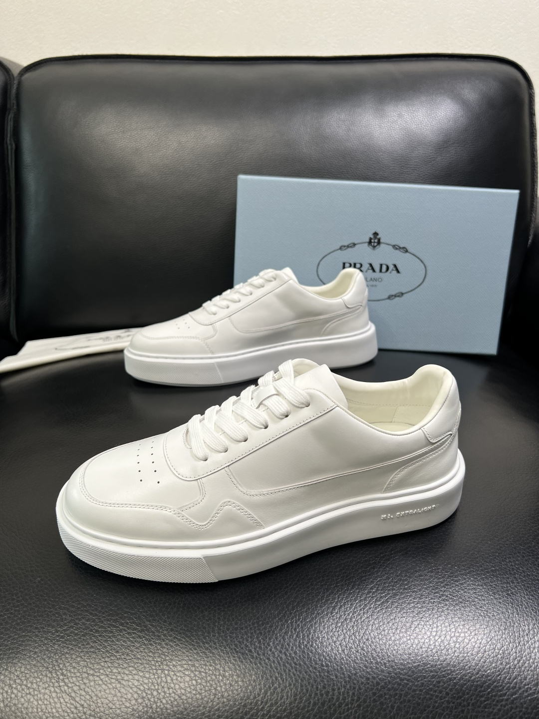 Prada 顶级工艺品，普拉达 专柜同步，原厂配置意大利进口牛皮面料，进口牛皮内里垫，透气舒适，鞋底：原