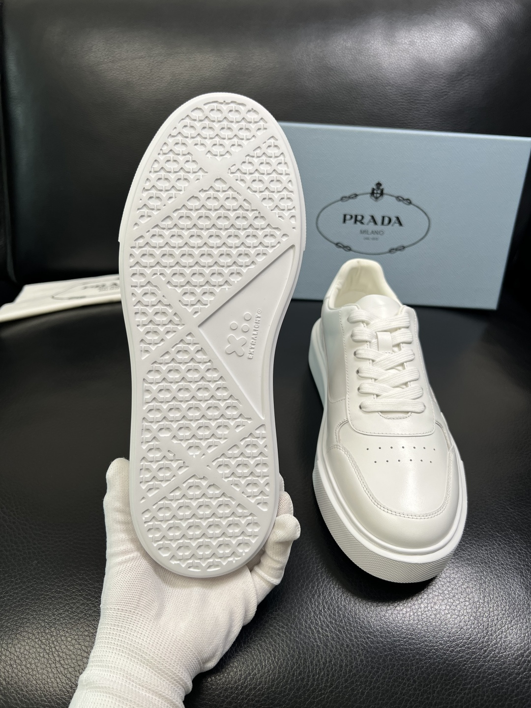 Prada 顶级工艺品，普拉达 专柜同步，原厂配置意大利进口牛皮面料，进口牛皮内里垫，透气舒适，鞋底：原