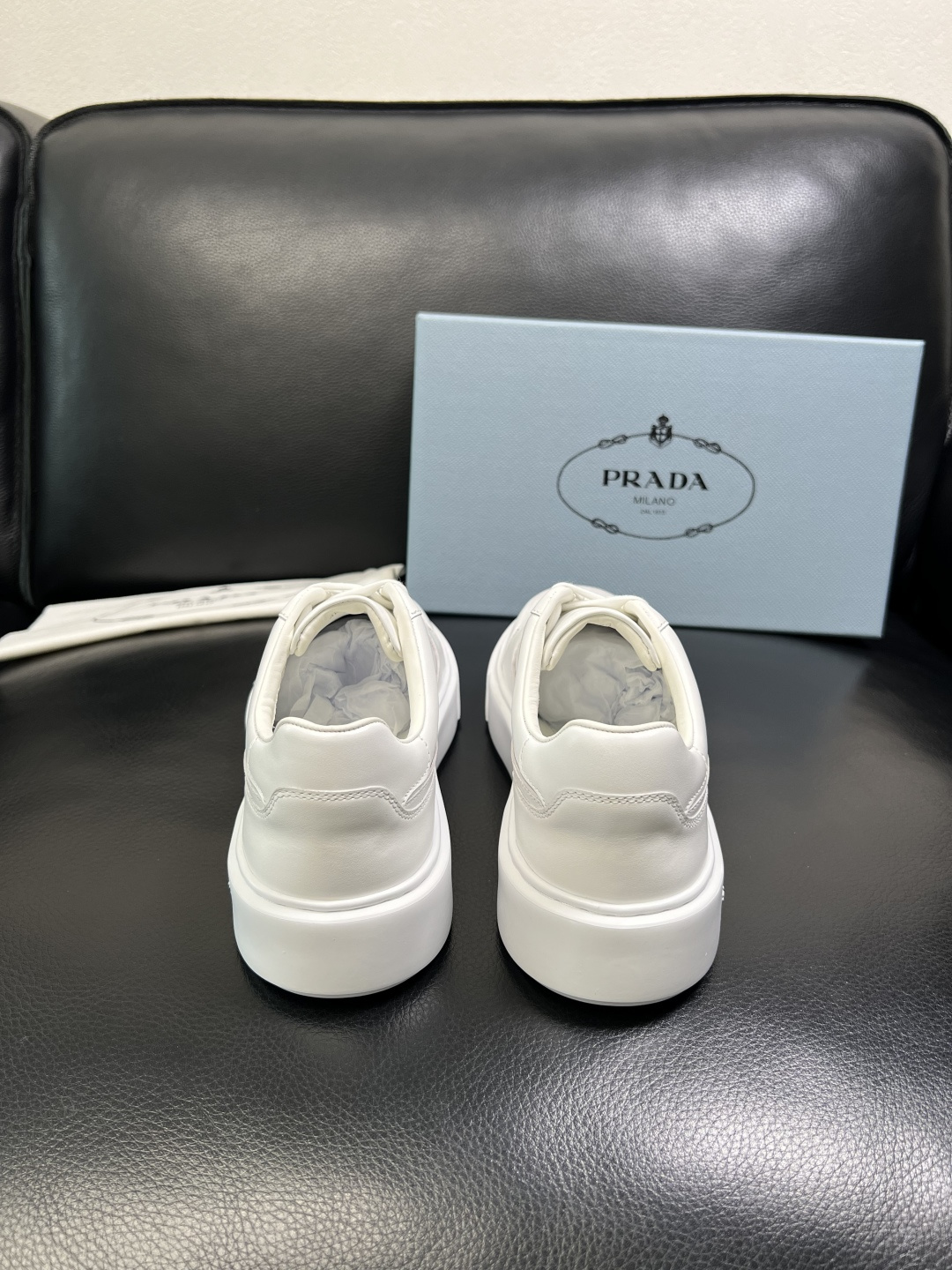 Prada 顶级工艺品，普拉达 专柜同步，原厂配置意大利进口牛皮面料，进口牛皮内里垫，透气舒适，鞋底：原