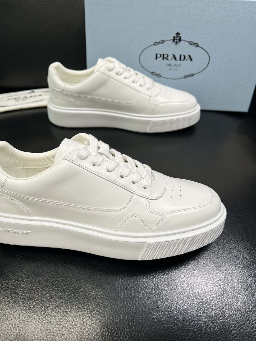 Prada 顶级工艺品，普拉达 专柜同步，原厂配置意大利进口牛皮面料，进口牛皮内里垫，透气舒适，鞋底：原