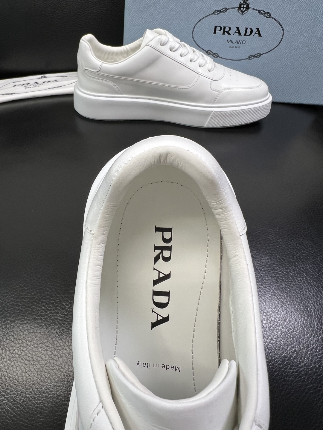 Prada 顶级工艺品，普拉达 专柜同步，原厂配置意大利进口牛皮面料，进口牛皮内里垫，透气舒适，鞋底：原