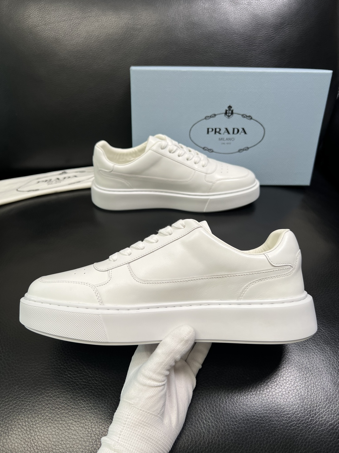 Prada 顶级工艺品，普拉达 专柜同步，原厂配置意大利进口牛皮面料，进口牛皮内里垫，透气舒适，鞋底：原