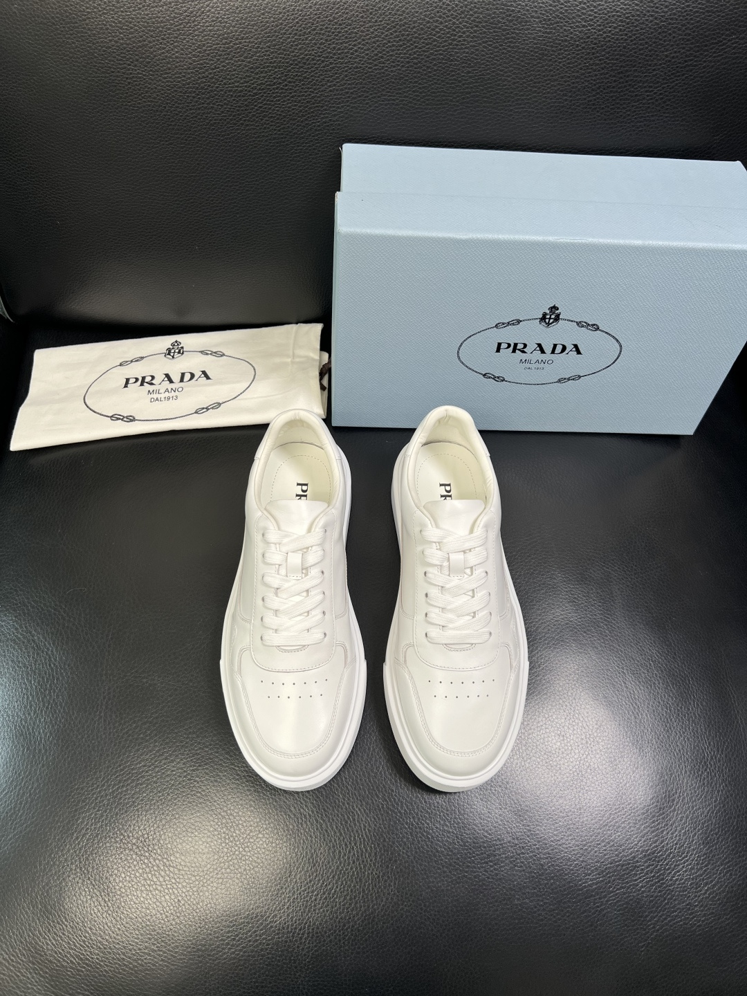 Prada 顶级工艺品，普拉达 专柜同步，原厂配置意大利进口牛皮面料，进口牛皮内里垫，透气舒适，鞋底：原