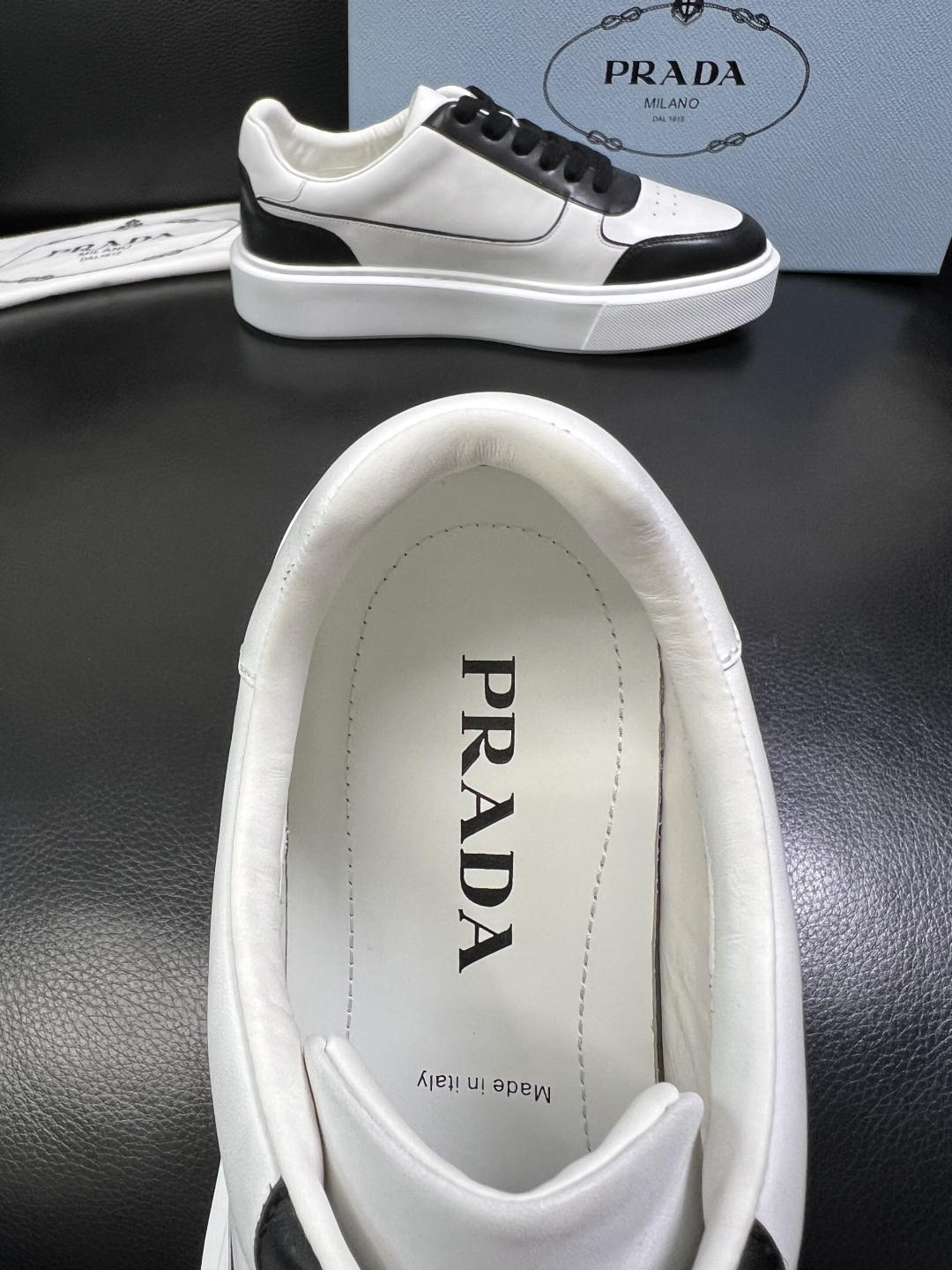 Prada 顶级工艺品，普拉达 专柜同步，原厂配置意大利进口牛皮面料，进口牛皮内里垫，透气舒适，鞋底：原
