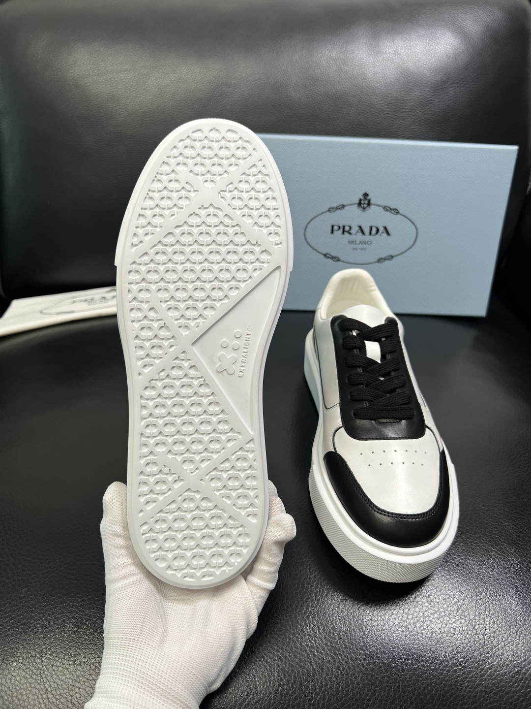 Prada 顶级工艺品，普拉达 专柜同步，原厂配置意大利进口牛皮面料，进口牛皮内里垫，透气舒适，鞋底：原