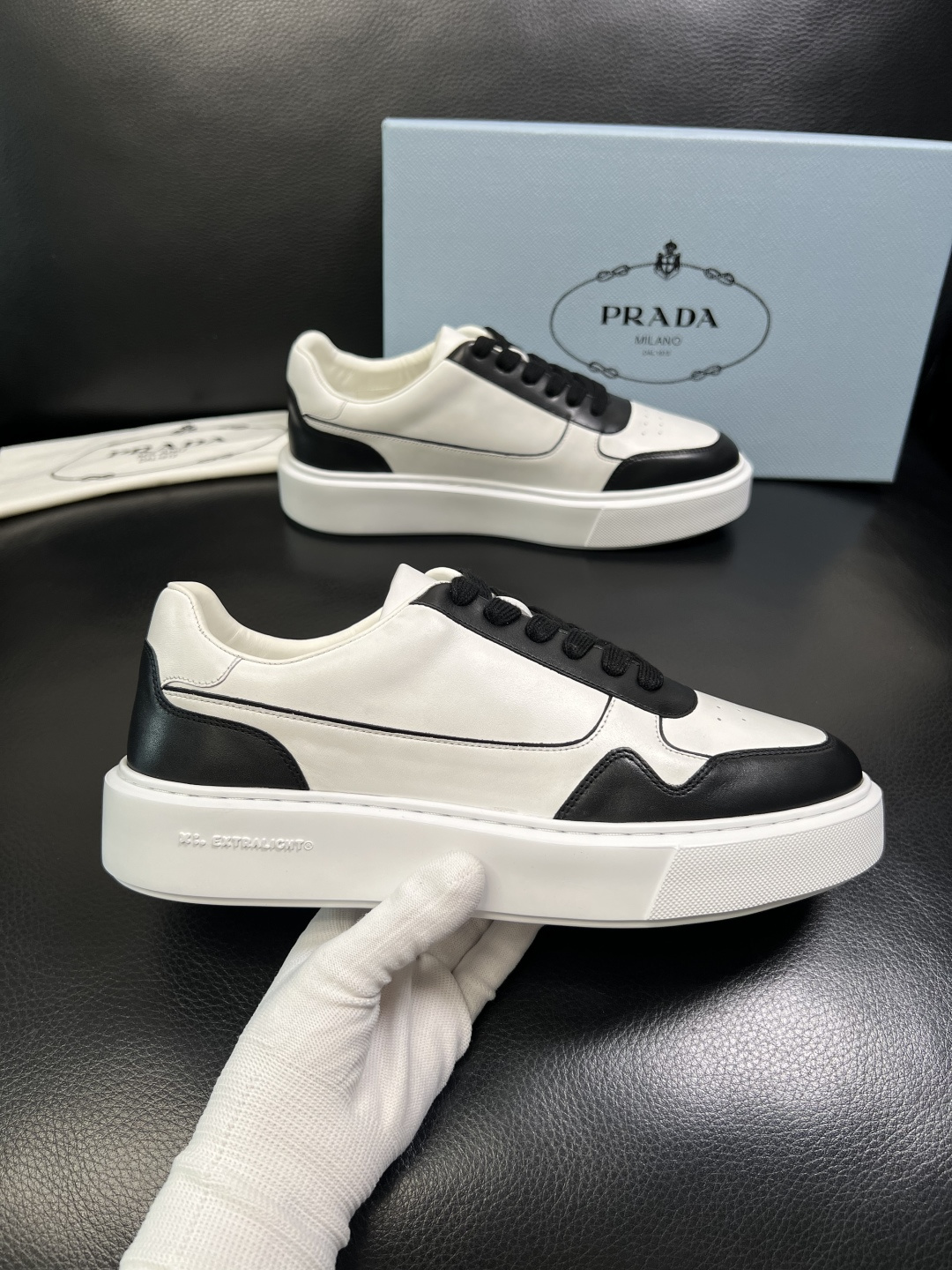 Prada 顶级工艺品，普拉达 专柜同步，原厂配置意大利进口牛皮面料，进口牛皮内里垫，透气舒适，鞋底：原