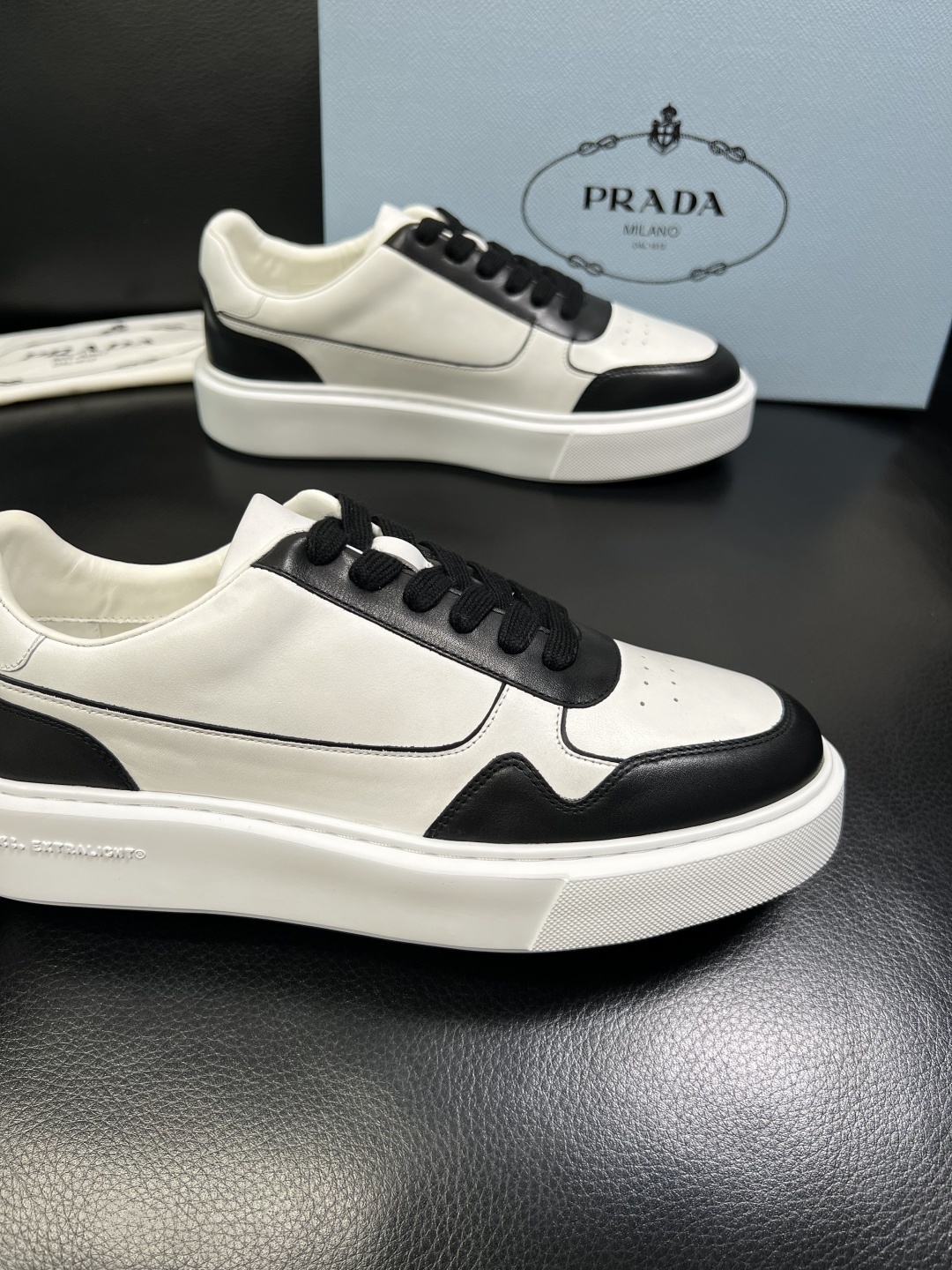 Prada 顶级工艺品，普拉达 专柜同步，原厂配置意大利进口牛皮面料，进口牛皮内里垫，透气舒适，鞋底：原