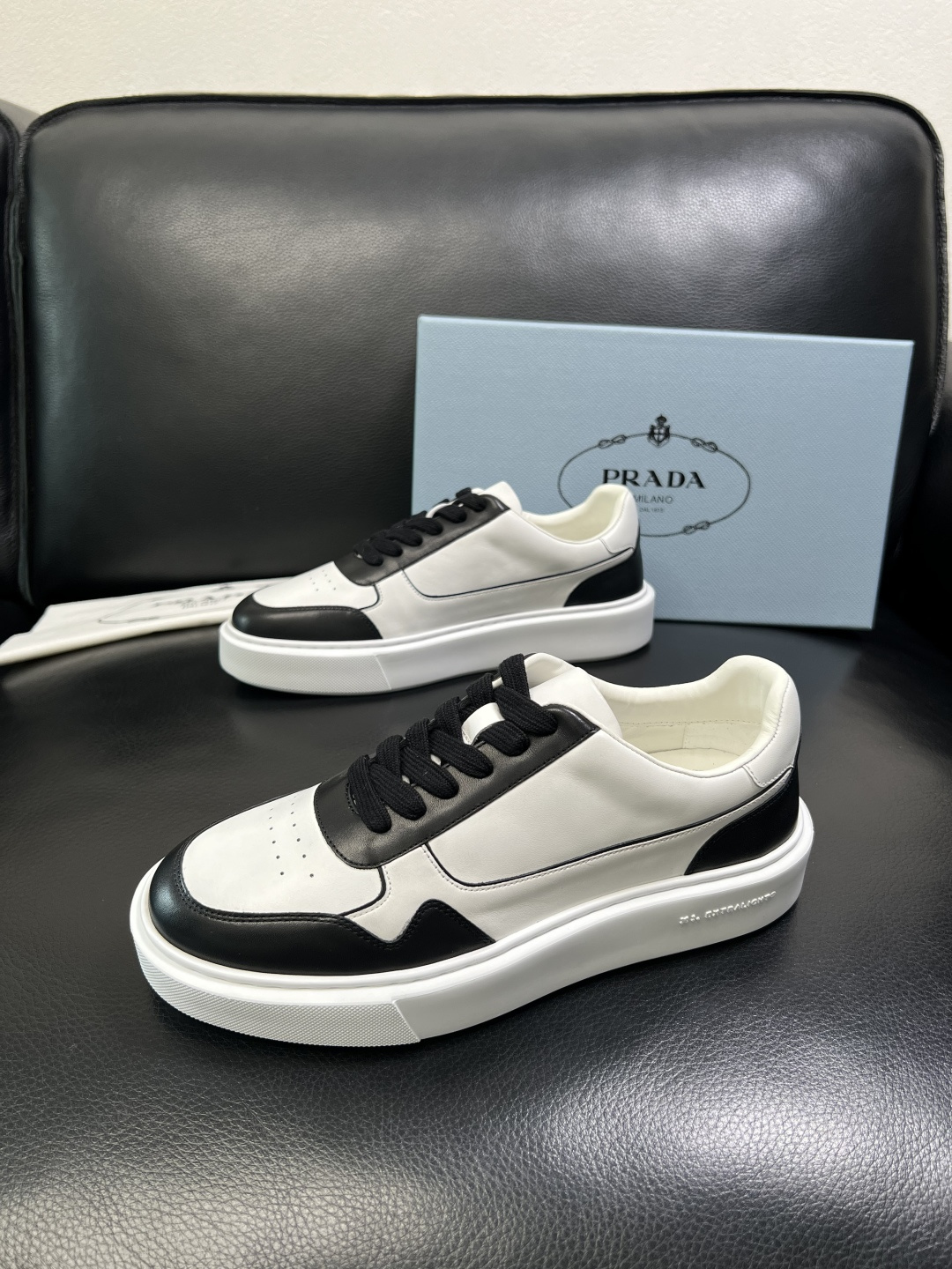 Prada 顶级工艺品，普拉达 专柜同步，原厂配置意大利进口牛皮面料，进口牛皮内里垫，透气舒适，鞋底：原