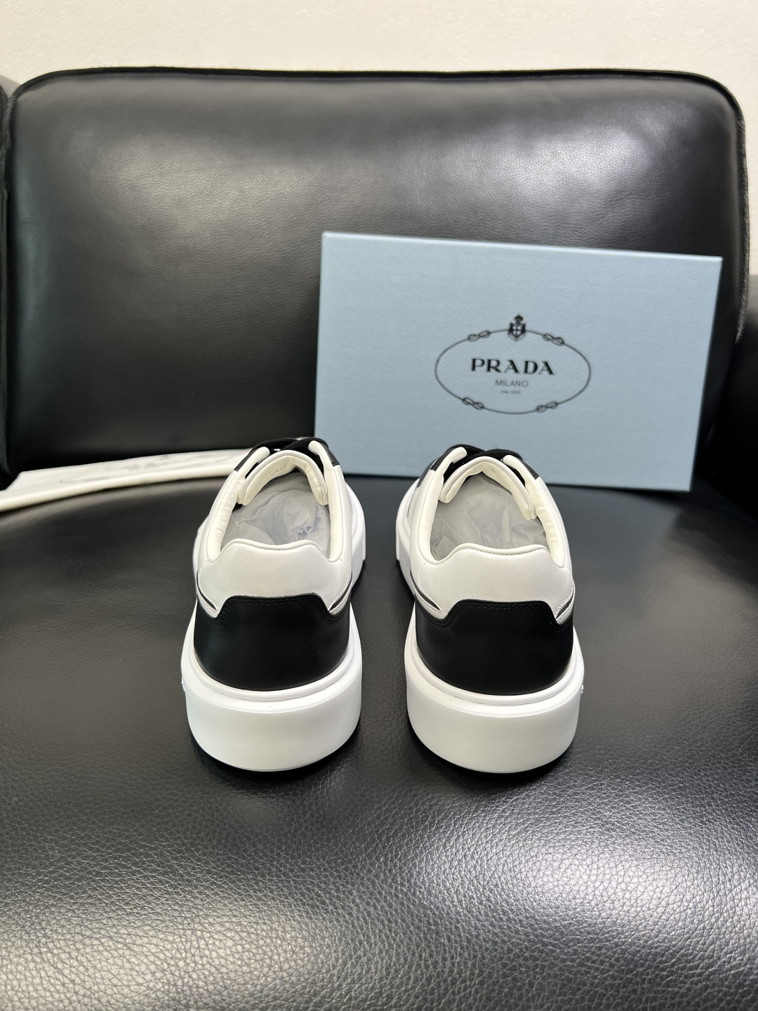 Prada 顶级工艺品，普拉达 专柜同步，原厂配置意大利进口牛皮面料，进口牛皮内里垫，透气舒适，鞋底：原