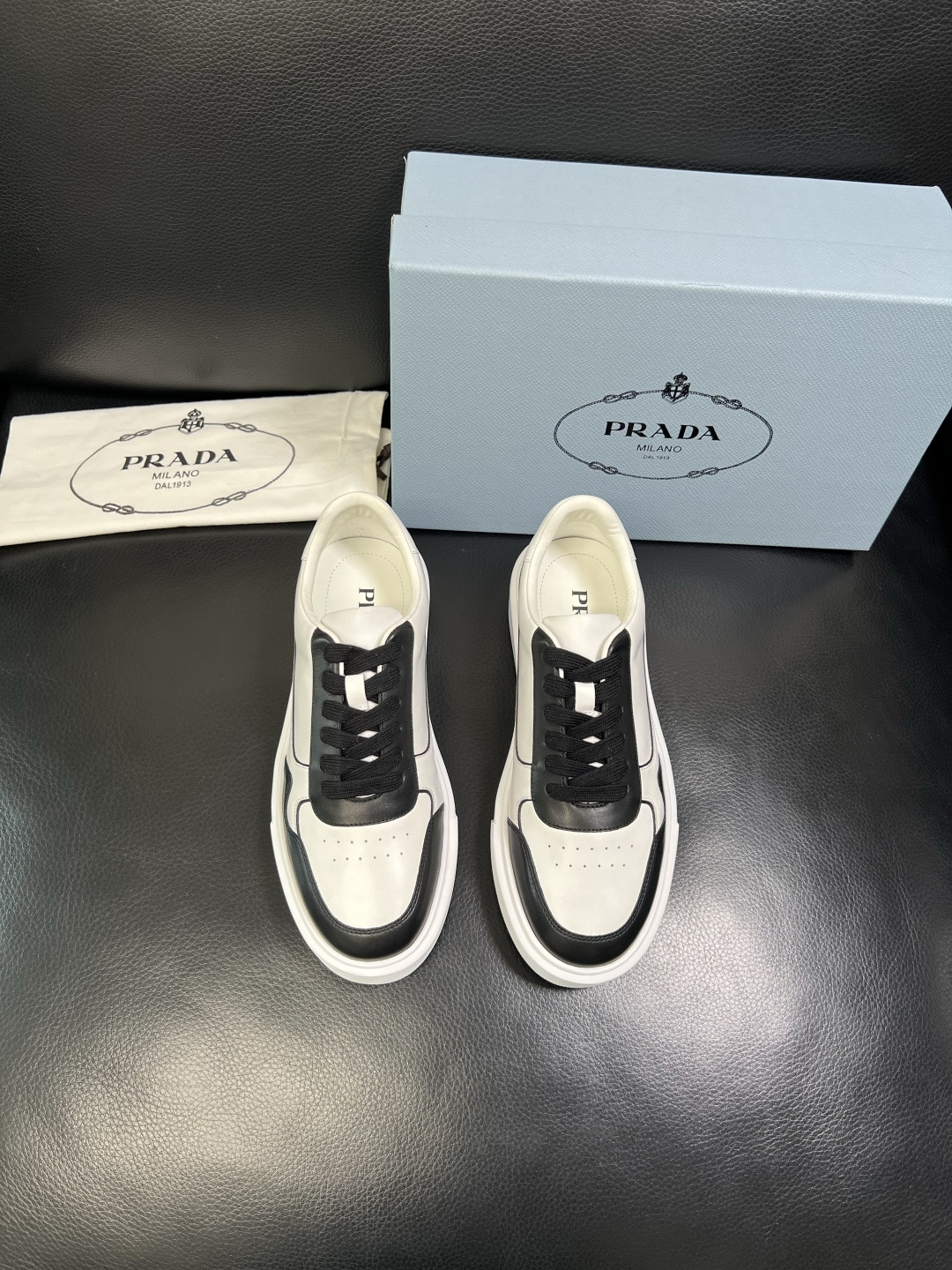 Prada 顶级工艺品，普拉达 专柜同步，原厂配置意大利进口牛皮面料，进口牛皮内里垫，透气舒适，鞋底：原